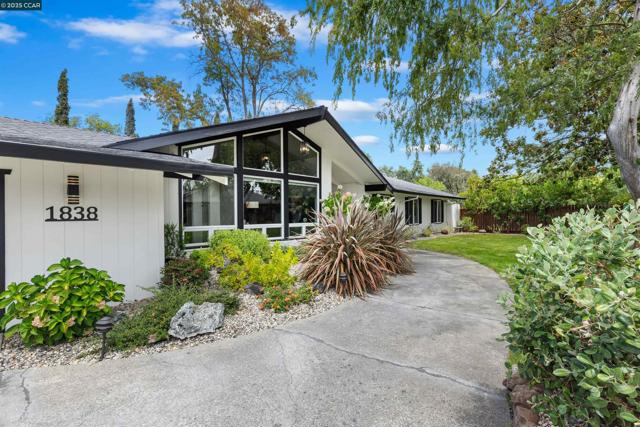 1838 Sunnyvale Ave, Walnut Creek CA: https://media.crmls.org/mediaz/d4a9c093-b625-4e13-89f6-540ddd89b04f.jpg