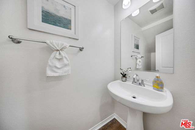 19 Linden Lane, Temple City CA: https://media.crmls.org/mediaz/d4aa8e97-97fe-46ca-b653-439fc5d6b017.jpg