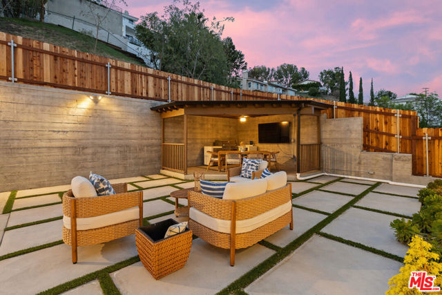 5221 Campo Road, Woodland Hills CA: https://media.crmls.org/mediaz/d4ab6cae-fbd5-44b5-a24f-8422ad5ddad3.jpg