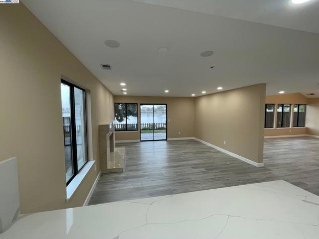 706 Widgeon St, Foster City CA: https://media.crmls.org/mediaz/d4ac5ae4-8869-49b7-896c-d14b797cf6cf.jpg