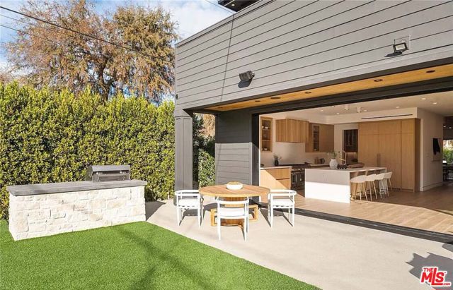 4453 Gentry Avenue, Valley Village CA: https://media.crmls.org/mediaz/d4ac6912-0281-41c0-8aac-c5cadbee5e02.jpg