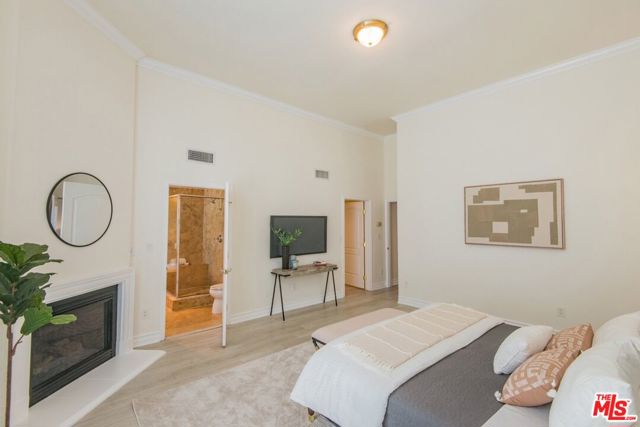 1747 S Barrington Avenue, Los Angeles CA: https://media.crmls.org/mediaz/d4aefc51-5cd1-46a9-8b72-d6506ccf6147.jpg