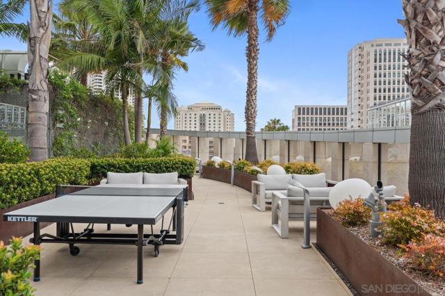 888 W E St, San Diego CA: https://media.crmls.org/mediaz/d4af70b5-a928-4fd2-9e6b-bfea2e803230.jpg