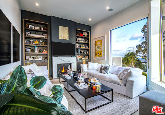8572 Hillside Avenue, Los Angeles CA: https://media.crmls.org/mediaz/d4afae52-f6d8-4923-92b3-07c9f977339f.jpg