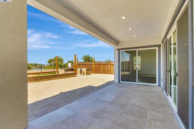 665 River Bend Dr, Lathrop CA: https://media.crmls.org/mediaz/d4afcc23-a254-48dc-a5e9-510c19274764.jpg