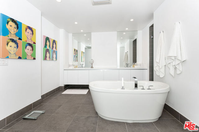 460 N Palm Drive, Beverly Hills CA: https://media.crmls.org/mediaz/d4afcd75-4208-4dac-a5ec-ebd5b05099b1.jpg