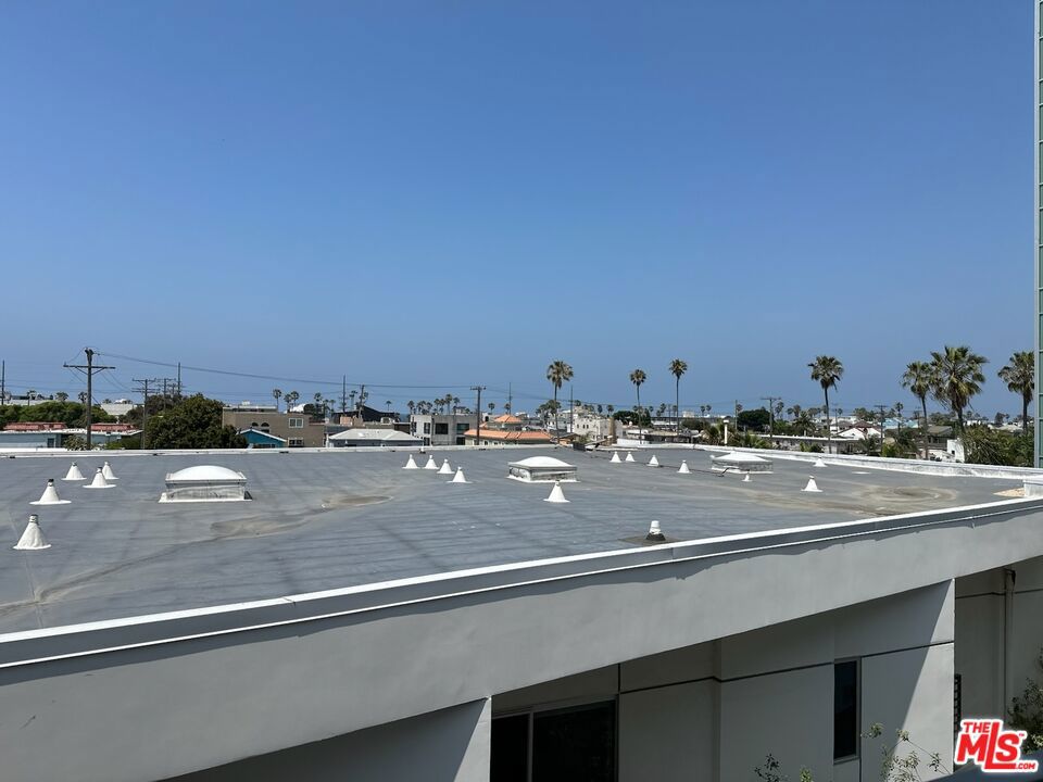 https://media.crmls.org/mediaz/d4b01e0f-b7c0-4abb-9d1a-f632f80232ab.jpg?preset=X-Large