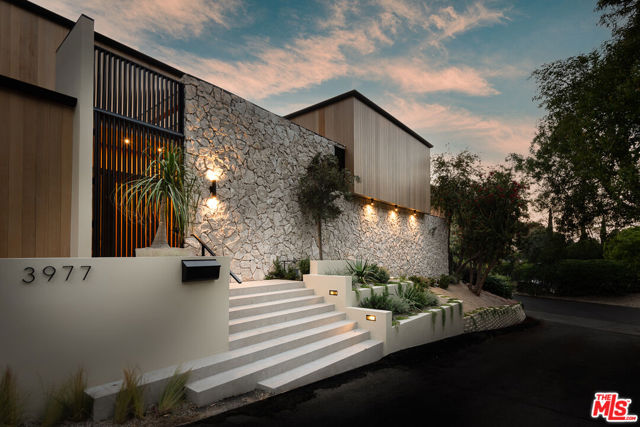 3977 Oeste Avenue, Studio City CA: https://media.crmls.org/mediaz/d4b06aa7-1807-41c8-a819-96bd075b3677.jpg