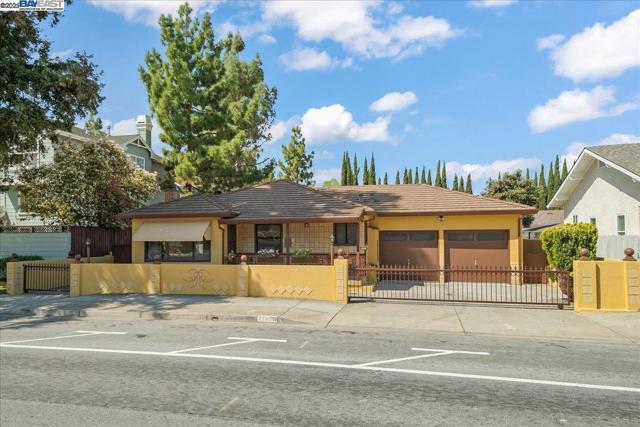 41351 Fremont Blvd, Fremont CA: https://media.crmls.org/mediaz/d4b0f406-042e-453e-a055-d02a9284cf59.jpg