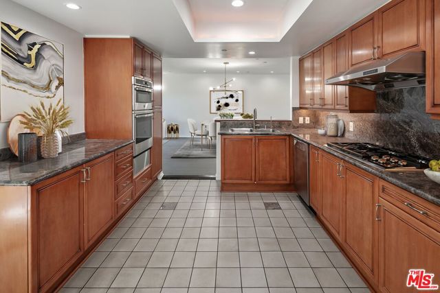 2115 3RD Street, Santa Monica CA: https://media.crmls.org/mediaz/d4b12a77-61f0-4177-af03-9cc58e6fd31c.jpg