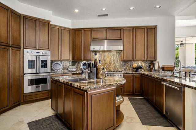 945 Hawk Hill Trail, Palm Desert CA: https://media.crmls.org/mediaz/d4b20b28-81eb-4d40-8477-006807816a60.jpg