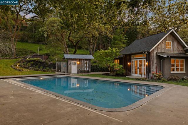 15 Cascade Ln, Orinda CA: https://media.crmls.org/mediaz/d4b2a096-0056-48f1-8b69-f0738b977684.jpg