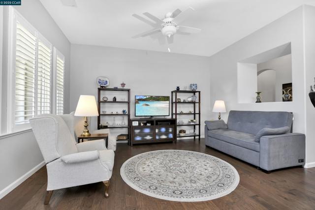 1820 Mariposa Way, Brentwood CA: https://media.crmls.org/mediaz/d4b309fa-5776-4e9f-8405-4a32041e404e.jpg