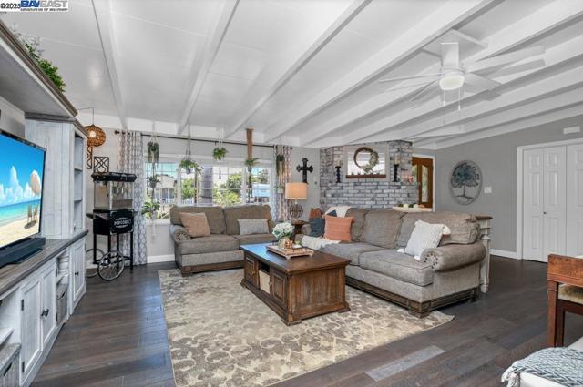 1941 Eden Plains Rd, Brentwood CA: https://media.crmls.org/mediaz/d4b38947-a9c0-4949-87bf-a9602b250b00.jpg