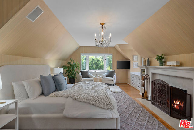 11818 Laurel Hills Road, Studio City CA: https://media.crmls.org/mediaz/d4b63551-2d9b-46ca-9adc-612e1e306918.jpg