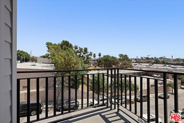 1041 N Cummings Street, Los Angeles CA: https://media.crmls.org/mediaz/d4b967d0-74a6-4ebf-b820-c98a046ff098.jpg