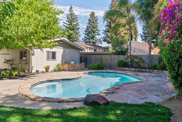 1515 Grove Way, Concord CA: https://media.crmls.org/mediaz/d4b99a87-0cac-4b5a-86ee-7909a84d7dff.jpg