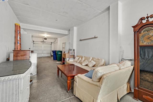 710 City Walk Pl, Hayward CA: https://media.crmls.org/mediaz/d4b9e832-cfee-412a-92d5-708f557f06a7.jpg