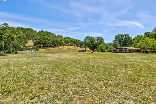 2051 Dollarhide Rd,  CA: https://media.crmls.org/mediaz/d4baa904-26ad-4485-9f32-7c7373a3934a.jpg