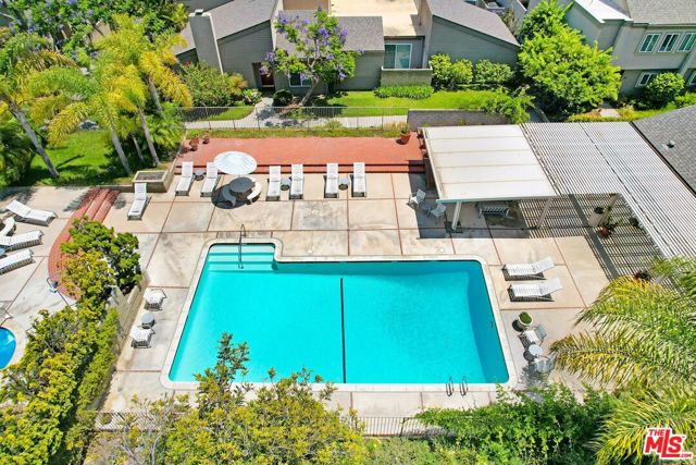 28 Village, Santa Monica CA: https://media.crmls.org/mediaz/d4bab461-aabf-49f8-8759-b38aa43b9b5d.jpg