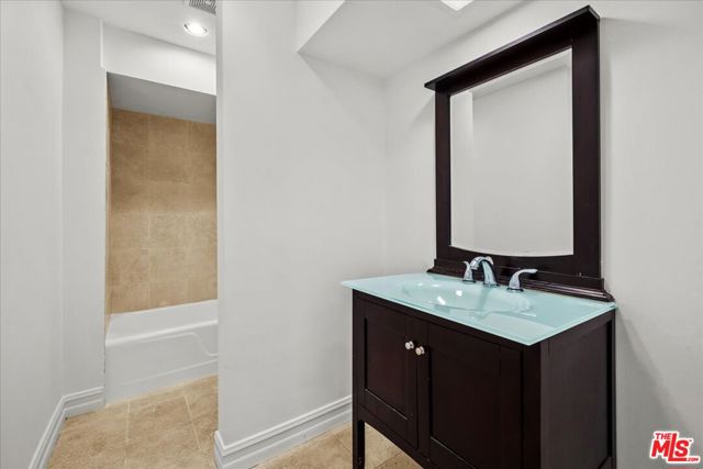 262 N Crescent Drive, Beverly Hills CA: https://media.crmls.org/mediaz/d4bb5970-5300-4878-84c4-2d33386a39ec.jpg