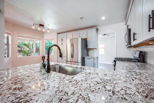40037 Amberley Cir, Temecula CA: https://media.crmls.org/mediaz/d4bc4084-e69b-4383-91c6-9051ddd80bc7.jpg