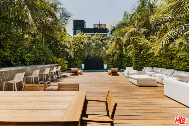 515 N Harper Avenue, Los Angeles CA: https://media.crmls.org/mediaz/d4be0652-cb58-4e76-8687-962e441091a0.jpg