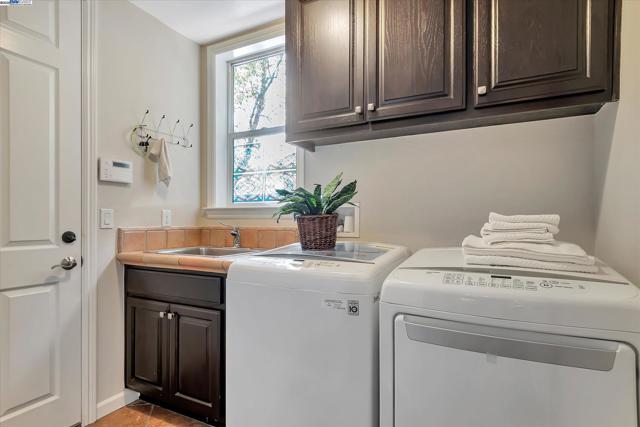 1517 Rampart Way, Brentwood CA: https://media.crmls.org/mediaz/d4be967a-bfe4-4eda-85ce-0ecdacd8feea.jpg