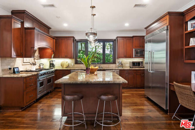 14318 Valley Vista Boulevard, Sherman Oaks CA: https://media.crmls.org/mediaz/d4bea159-ca51-48fd-ab9b-cd04fbd5506d.jpg