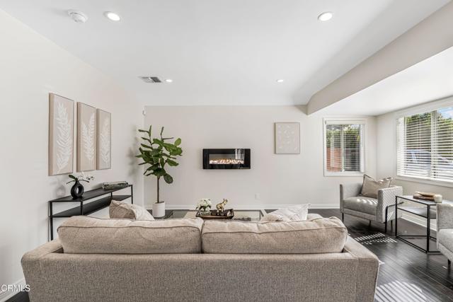 Detail Gallery Image 6 of 37 For 15233 Camarillo St, Sherman Oaks,  CA 91403 - 5 Beds | 4 Baths