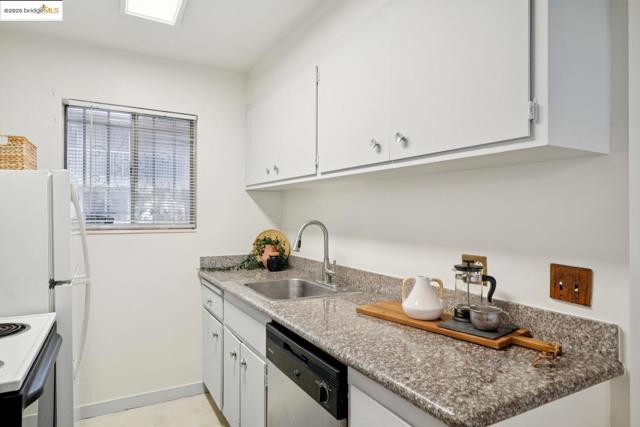 1425 Lakeside DR, Oakland CA: https://media.crmls.org/mediaz/d4bff49f-dca5-4fe1-a730-dce9fa15efc6.jpg