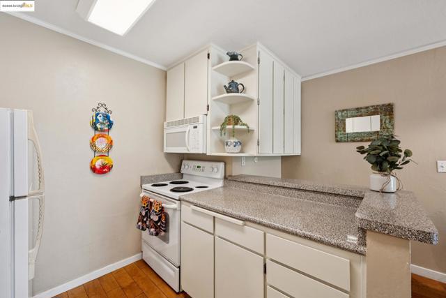 250 Whitmore St, Oakland CA: https://media.crmls.org/mediaz/d4c009f6-858b-47f5-905d-8b28c30404f5.jpg