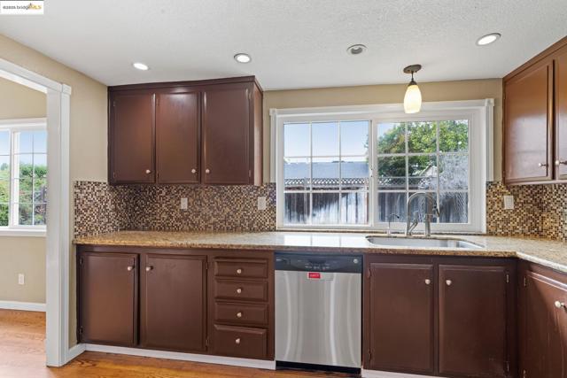 838 Hazel St, Livermore CA: https://media.crmls.org/mediaz/d4c26789-b9af-426b-8909-c31cdda4dccb.jpg
