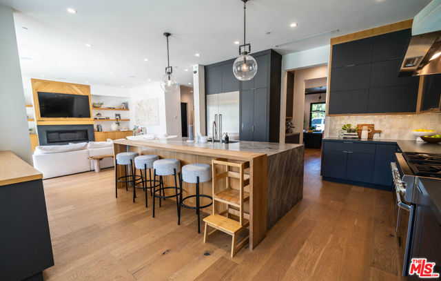 18938 Wells Drive, Tarzana CA: https://media.crmls.org/mediaz/d4c3c07a-b954-4a1a-b920-27887b8c29c5.jpg
