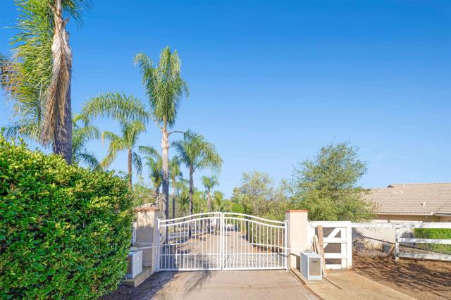 2173 Twisted Oak Ln Lane, Alpine CA: https://media.crmls.org/mediaz/d4c5f6cd-b87e-43a9-bca8-d51629e1dcdd.jpg