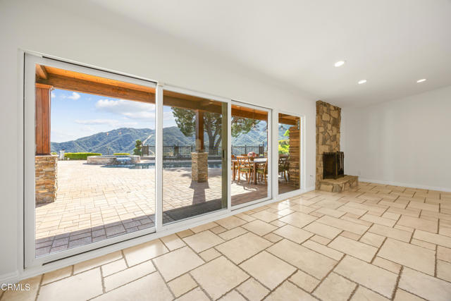 Detail Gallery Image 13 of 41 For 9350 Crystal View Dr, Los Angeles,  CA 91042 - 4 Beds | 3 Baths