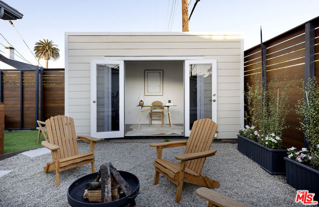 2432 Cloy Avenue, Venice CA: https://media.crmls.org/mediaz/d4c6e3cb-44ca-4baa-91d4-f6fc69f3b5f6.jpg