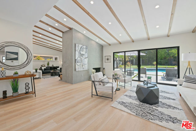 23442 Burbank Boulevard, Woodland Hills CA: https://media.crmls.org/mediaz/d4c82e01-1a7b-4019-8079-c04e9121dcf9.jpg