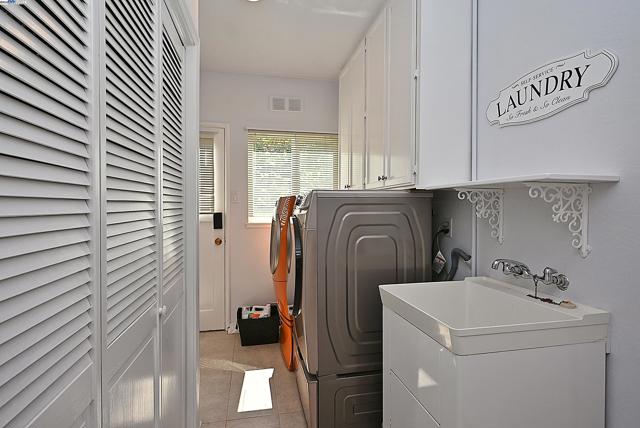 5295 Winifred Dr, Castro Valley CA: https://media.crmls.org/mediaz/d4c9955a-8cbb-44b4-a98f-fce40e32bc7f.jpg