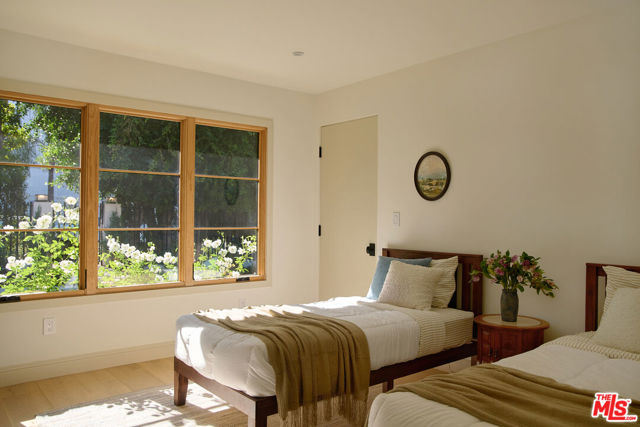 3620 Wrightwood Drive, Studio City CA: https://media.crmls.org/mediaz/d4ca0ea1-ee24-4cac-a88f-5268fd5192c1.jpg