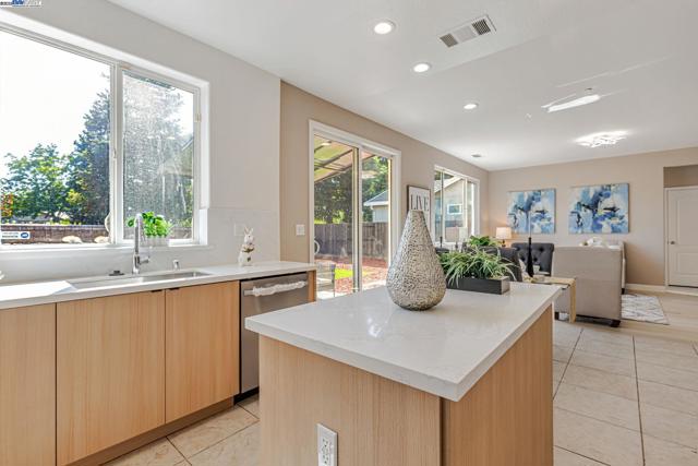 113 Silver Bell Way, Oakley CA: https://media.crmls.org/mediaz/d4ca25bd-06ba-4432-ae6b-bb8861b9c4bc.jpg