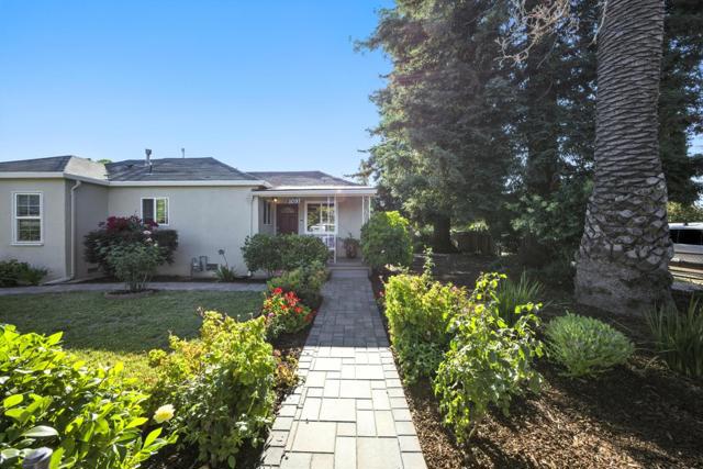 1097 10th Avenue, Redwood City CA: https://media.crmls.org/mediaz/d4ca4a5e-7c67-43d7-91cf-83719bf8e582.jpg