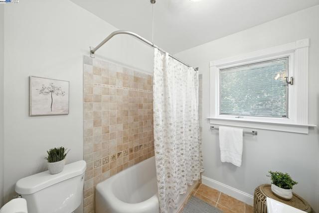 3357 Jordan Rd, Oakland CA: https://media.crmls.org/mediaz/d4ca776d-2923-467d-8730-8871c4582925.jpg
