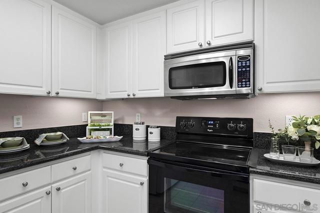 4165 Executive Dr, La Jolla CA: https://media.crmls.org/mediaz/d4caf989-71cf-4c82-9a59-a45dd49263ad.jpg