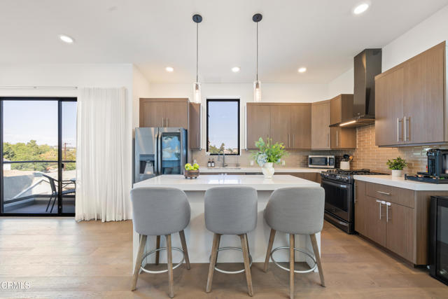 Detail Gallery Image 2 of 15 For 3221 W Robinson Lane Ln, Los Angeles,  CA 90026 - 3 Beds | 2/1 Baths