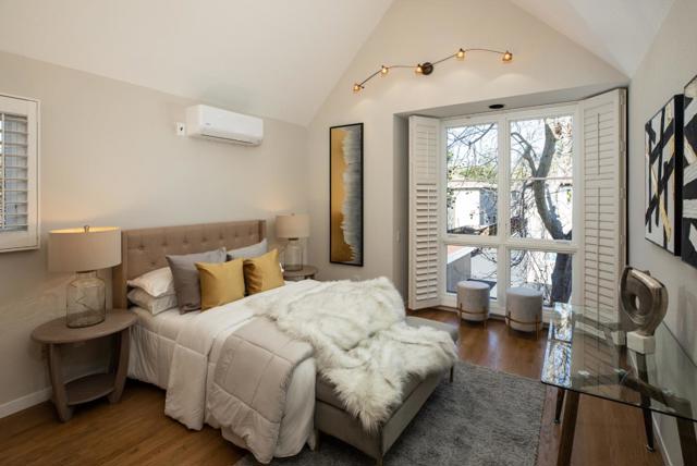 988 Menlo Avenue, Menlo Park CA: https://media.crmls.org/mediaz/d4cb9955-9035-4f09-a0fc-8a05e2ed62ac.jpg