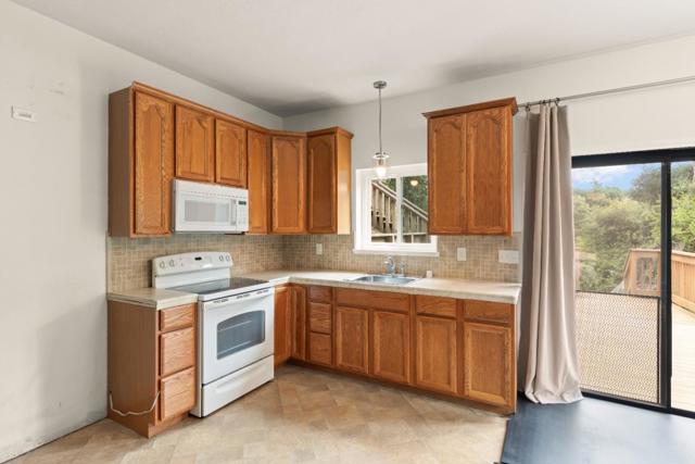 2655 San Juan Canyon Road, San Juan Bautista CA: https://media.crmls.org/mediaz/d4cc5b4f-03ea-4286-9360-2b8809d5e012.jpg