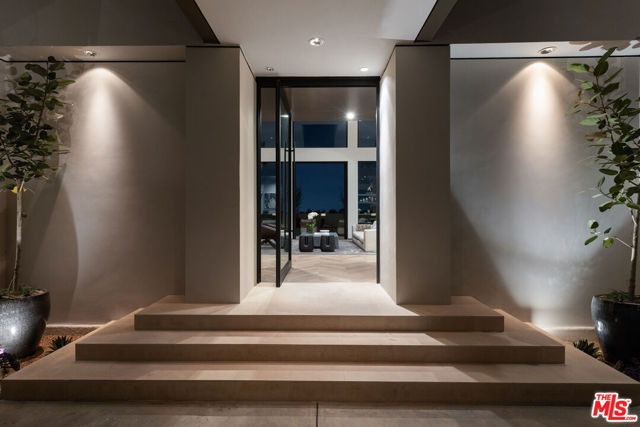 9405 Sierra Mar Place, Los Angeles CA: https://media.crmls.org/mediaz/d4cd60b7-2c69-419b-94a4-0016b6fee340.jpg
