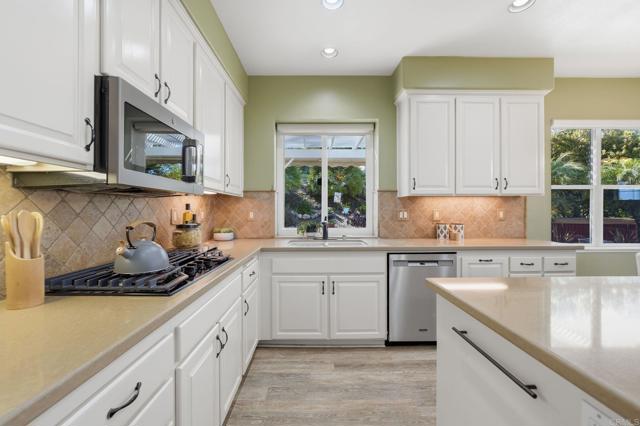 Detail Gallery Image 14 of 68 For 1921 Cresthaven Dr, Vista,  CA 92084 - 4 Beds | 3 Baths