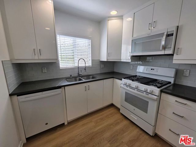 626 Broadway Street, Venice CA: https://media.crmls.org/mediaz/d4cd81d4-5dd0-4690-8dc3-a677eb78b9ed.jpg